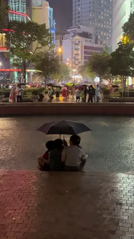 Sự gắn kết của một gia đình là nụ cười của một đứa trẻ, tình yêu của một người mẹ, niềm vui của một người cha.  Hình ảnh đẹp trong cơn mưa giữa long Tp Hồ Chí Minh #yeuthuong #giadinh #50namgiaiphongmiennnam🇻🇳 #TPHCM #sg 