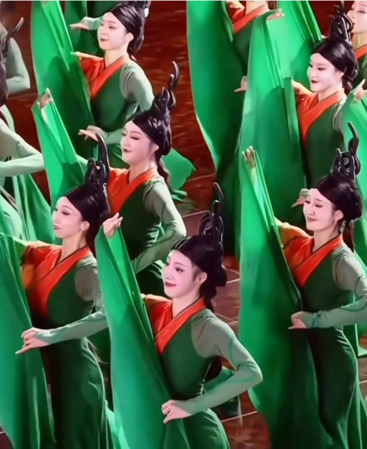 《橘颂 - Quất Tụng》 “绿叶素荣，纷其可喜兮。” Lá ngọc xanh tươi, hoa tuyết nở, Nét thanh nhã sáng, khiến lòng yêu. Cre: 抖音- 黎 黎 #国画 #múacổtrangtrungquốc #cổtrang #国风 #china #trungquoc #cophong #xuhuong 