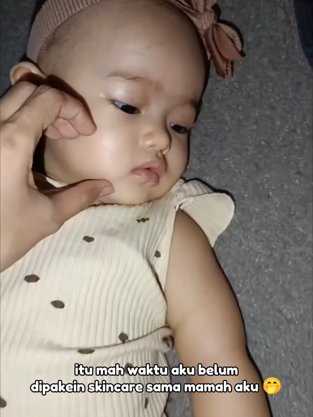 Sabar dulu atuh tatangga, kalo ada dana nya juga pasti glowup🤭 #moell #moellskincarebaby #moellskincarebayi #moellskincareanak #skincarebayi #skincareanak #facecream #moellfacecream #skincareameena #ameena #fyp 
