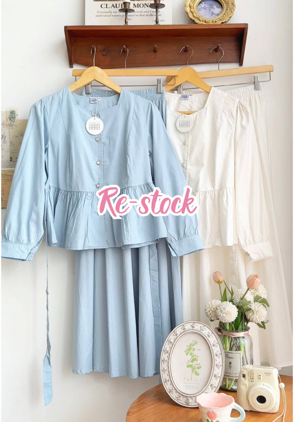 Restock Alert! Hara Chingu, siap-siap senyum manis yaa~ 💕   Karena Chloe Blouse dan Yena Skirt akhirnya back in stock dan siap nemenin harimu lagi!  🔗 Yena Skirt link no. 263 🔗 Chloe Blouse link no. 58 Waktunya tampil effortlessly cute dengan paduan blouse yang ringan & rok yang super gemes!   Ready to order, tinggal klik dan tunggu paket manis dari kami datang 🛍️   Buruan sebelum kehabisan lagi yaa~ #HaraChingu #Haraskirt #RestockTime #ChloeBlouse #YenaSkirt #OOTDManis