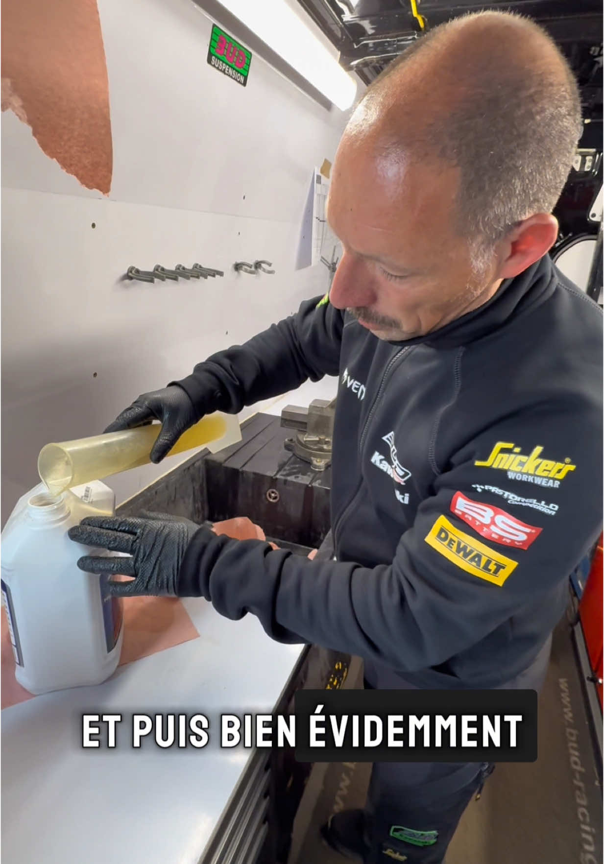 Découverte du camion suspensions en quelques mots avec le préparateur @damien.rulland ✨ Damien se déplace sur différents championnats pour la préparation ou l’entretien de vos suspensions, que vous soyez clients ou non, il s’occupe aussi 100% des suspensions du Team💥