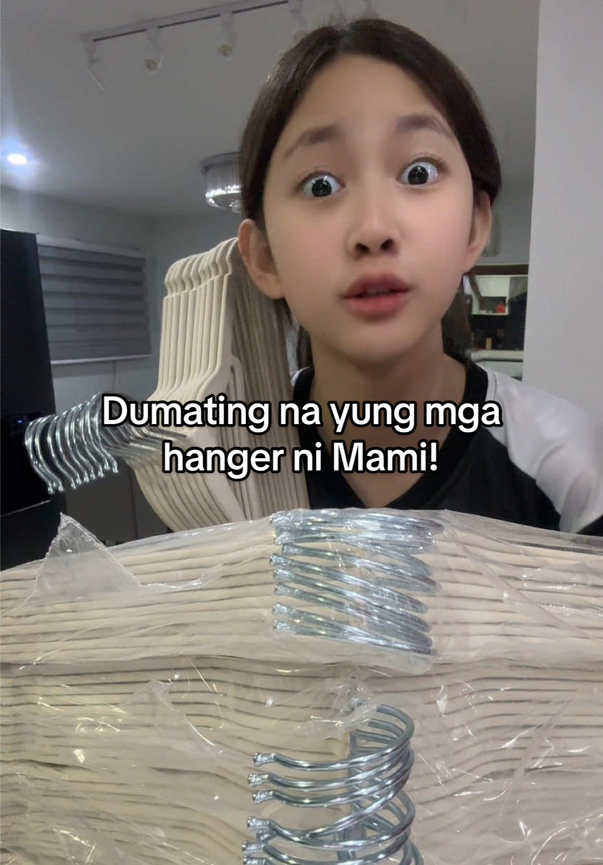 Matibay tong hanger nato, kaya babait na tayo! - Zoe