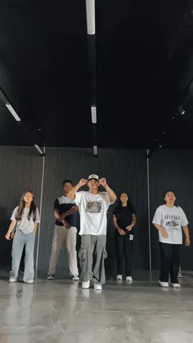 Beginners Hiphop with Coach @Arvin Bate!  Song: Solo- Iyaz 🖤  #XEBU #danceclass #cebu #fyp #trending 