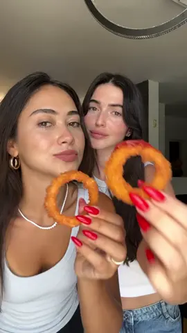 טבעות בצל הום מייייד!!!! איזה מבאס זה להזמין טבעות בצל ואז לגלות שהן לא מבצל אמיתי נכון? ההבדל בטעם זה שמיים וארץץץץ!!!🥲 אז רשמנו לכם מתכון קל ברמות לטבעות בצל שכל אחד יכול להכין בבית מצרכים: •2 בצלים גדולים •כוס קורנפלור לבלילה: •2 ביצים •כפית כפית סודה לשתייה •שום כתוש, חצי כפית גריל עוף, כפית פפריקה מתוקה, מלח פלפל לציפוי: פירורי פנקו/פירורי לחם/מיקס אופן ההכנה: 1) נקלף את הבצלים, נחתוך לפרוסות ונפריד את עיגולי הבצל. 2) נכין שלוש קערות: קערה עם קורנפלור, קערה עם כל מרכיבי הבלילה, וקערה עם פירורי הלחם/פנקו 3) נטבול כל טבעת בצל קודם כל בבלילה, לאחר מכן בקורנפלור, שוב בבלילה, ואז נצפה בפירורי לחם ונחזור חלילה. 4) נחמם סיר/ מחבת עם שמן עמוק ונטגן את טבעות הבצל עד שהן מוזהבים ויפים.