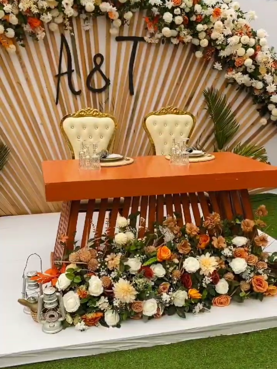 La déco du mariage traditionnel d'Andrea et Tertulien était troooop belle. Merci Lorette, j'ai vraiment beaucoup aimé travailler avec toi. Tu es ouverte, pleine d'idées, réceptive, et surtout ponctuelle et fiable. Un must pour une Wedding Planner. ᴊᴇ ɴ'ᴀɪ ᴀᴜᴄᴜɴ ᴅʀᴏɪᴛ sᴜʀ ʟᴀ ᴍᴜsɪǫᴜᴇ ᴊᴏᴜᴇ́ᴇ. 📽 Lorette Wabo (non ce n'est pas ma soeur lol) #mariage #mariagecamerounais #mariagetraditionnel #traditionalwedding #decorationmariage #decomariage #weddingdecor #inspimariage #weddinginspo 