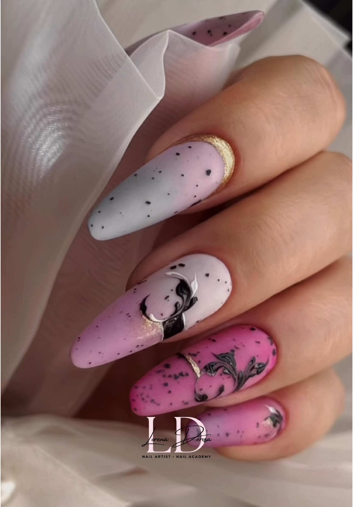Diamo il benvenuto alla primavera con una manicure che è un vero sussurro di colore e delicatezza. #nailtrend #lorenaderosanailartist #springnails #instanails #newnails #pastelnails #springcolors #springbeauty #fullcover #mattfinish #nailtech #nailartist #nailaddict #nailsoftheday #puglia #bat 
