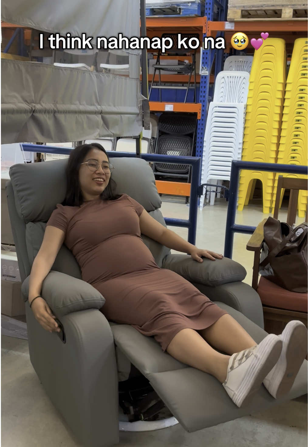 Ito na baaaaa? 🫣 This swivel rocking recliner chair is so comfy - made of airleather kaya super breathable and durable. Nakakaloka kasi ang mura pero parang sa Lazyboy ang quality! Dasurv naman diba?? Para kay baby!!! 🥹🥰 #pregnancytiktok #pregnancylife #pregnancyjourney #pregnantmama #21weekspregnant 