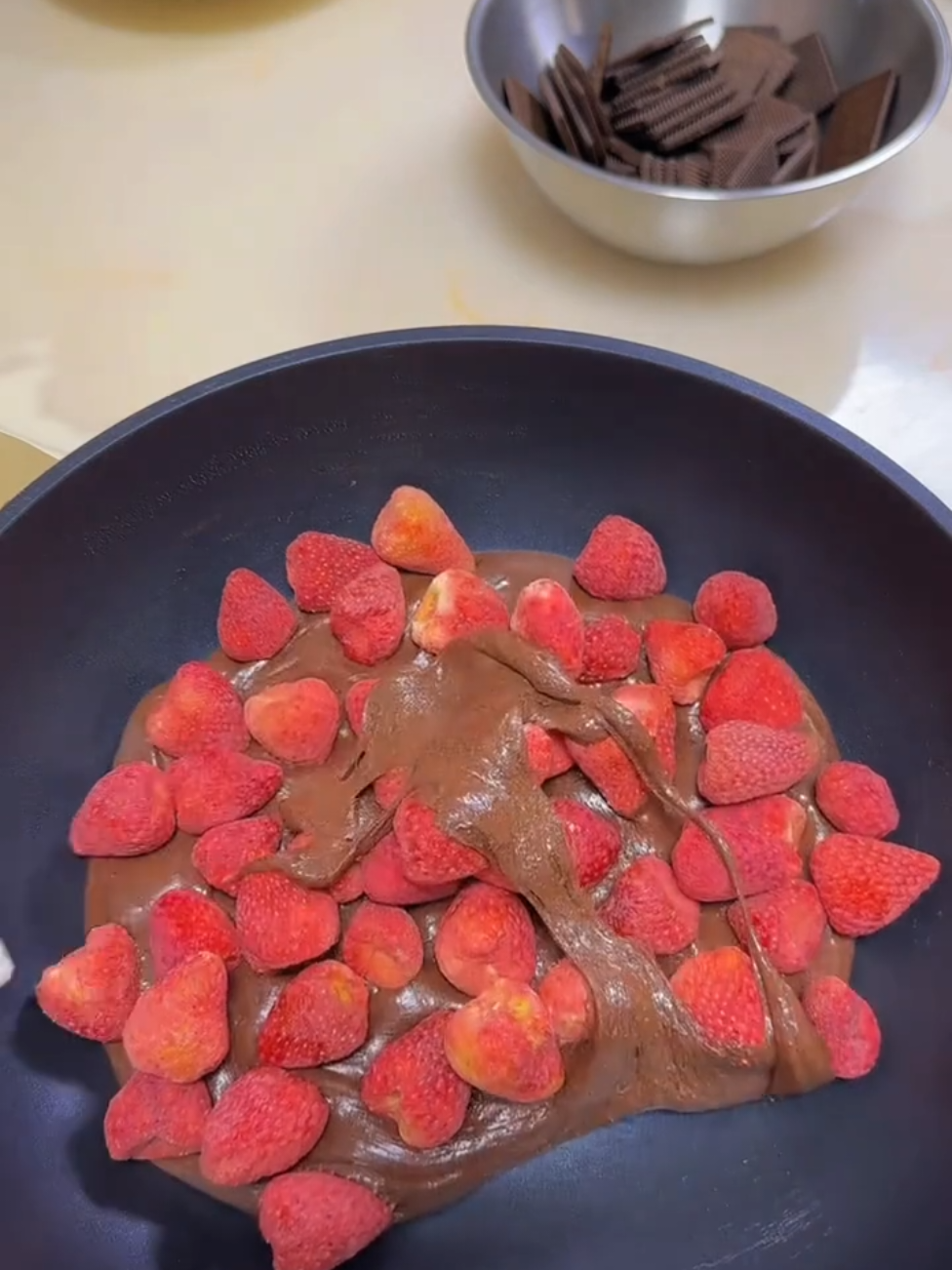 Help, this chocolate is so amazing, with a crispy texture, a rich chocolate fragrance, and the sweet and sour taste of strawberries. You can't stop at one bite after another. It's the only thing you can do when you watch the show in the afternoon tea! #sweet #viral #fypシviral #fyp #dessert #簡単レシピ #お菓子作り好きな人と繋がりたい #tiktokfood #tiktokcookbook #fypシ゚viral #nougat #snowflake #асмр #kẹonougat #お菓子レシピ #ancungtiktok #お菓子作り #cookingtiktok #asmr #satisfying 