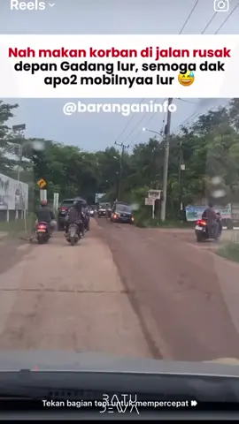 Tadi pagi kito melihat jalan di daerah Tanjung Barangan mengarah ke Talang Kepuh. Jalan ini kemarin sudah kito perbaiki sebelah, seharus nyo massa perwatan nyo maksimal 28hari jadi belim biso dilewati kendaraan jadi harus lewat dijalur eksisting sebelahnyo supaya dak mudah hancur lagi. Dinas Dishub Kota Palembang jugo harus membantu PUPR bukan hanya terkait pengamanan lalu lintas saat perbaikan tetapi jugo selama massa perawatan ini selesai. Inshaa Allah dalam waktu dekat (Awal Bulan) kito mulai gerakan lagi pekerjaan bersifat Temporer untuk pengecoran jalan disebelah nyo.