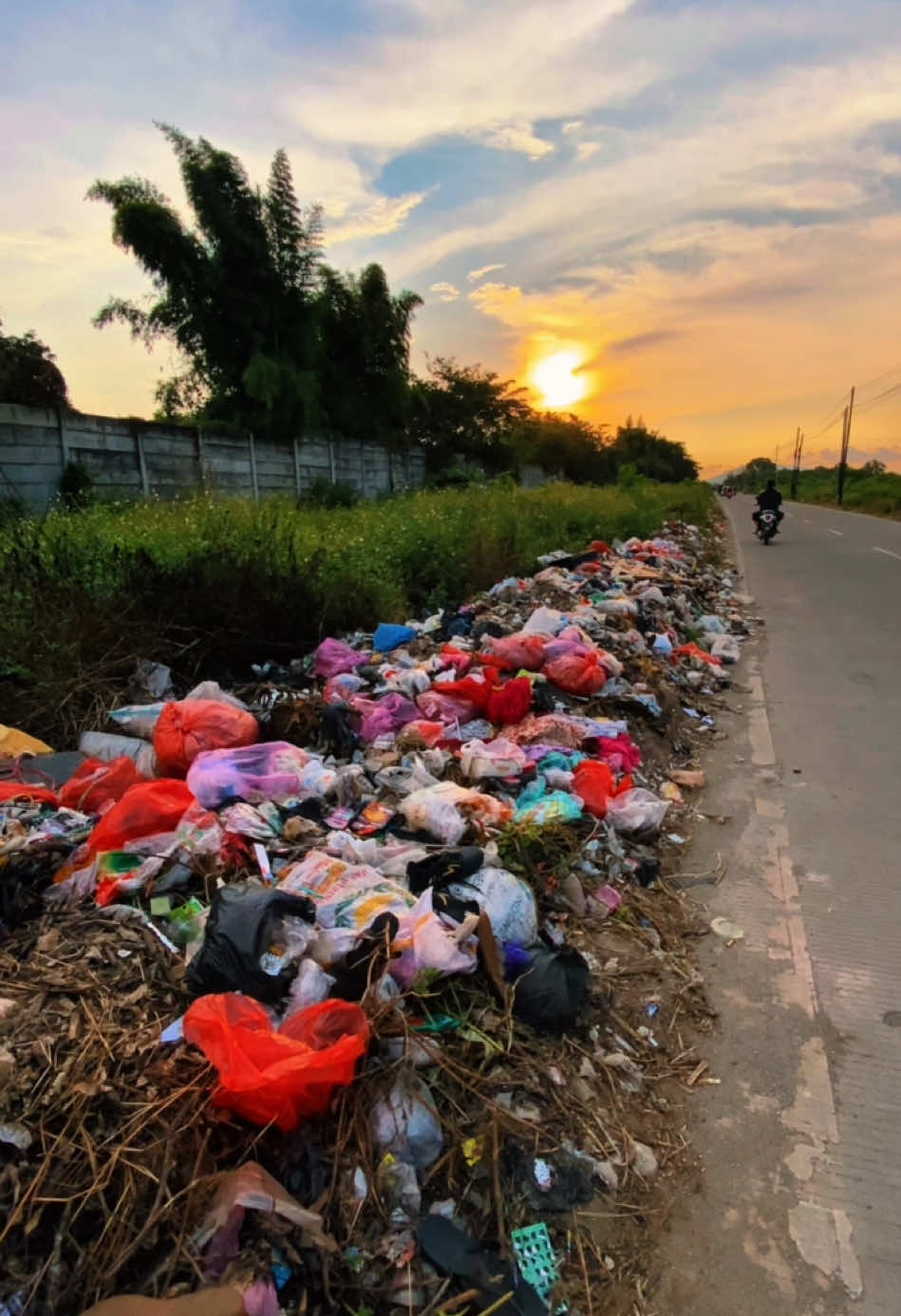 Penumpukan Sampah di sepanjang jalan menuju perumahan taman Banten lestari (TBL) dan Banten indah permai (BAP). Dengan tumpukan sampah yang menumpuk di pinggir jalan seolah menjadi hal yang lumrah bagi masyarakat sekitar ditambah ketika musim hujan datang, sampah tersebut akan terbawa genangan air hujan dan akan menyumbat drainase di sekitar kawasan tersebut sehingga mengakibatkan banjir. Pemerintah setempat diharapkan dapat mengambil langkah-langkah untuk mengatasi masalah ini, seperti meningkatkan pengawasan dan memberikan sanksi bagi warga yang membuang sampah sembarangan. Mari kita semua bersama-sama menjaga kebersihan Kota Serang. Kita bisa mulai dari hal kecil seperti membuang sampah pada tempatnya, membersihkan selokan, dan melakukan kegiatan gotong royong untuk membersihkan lingkungan. Dengan kesadaran dan partisipasi aktif dari setiap individu, kita dapat mewujudkan Kota Serang yang bersih, sehat, dan nyaman. #serangfyp #kotaserang #lebihtauserang #infoserang 