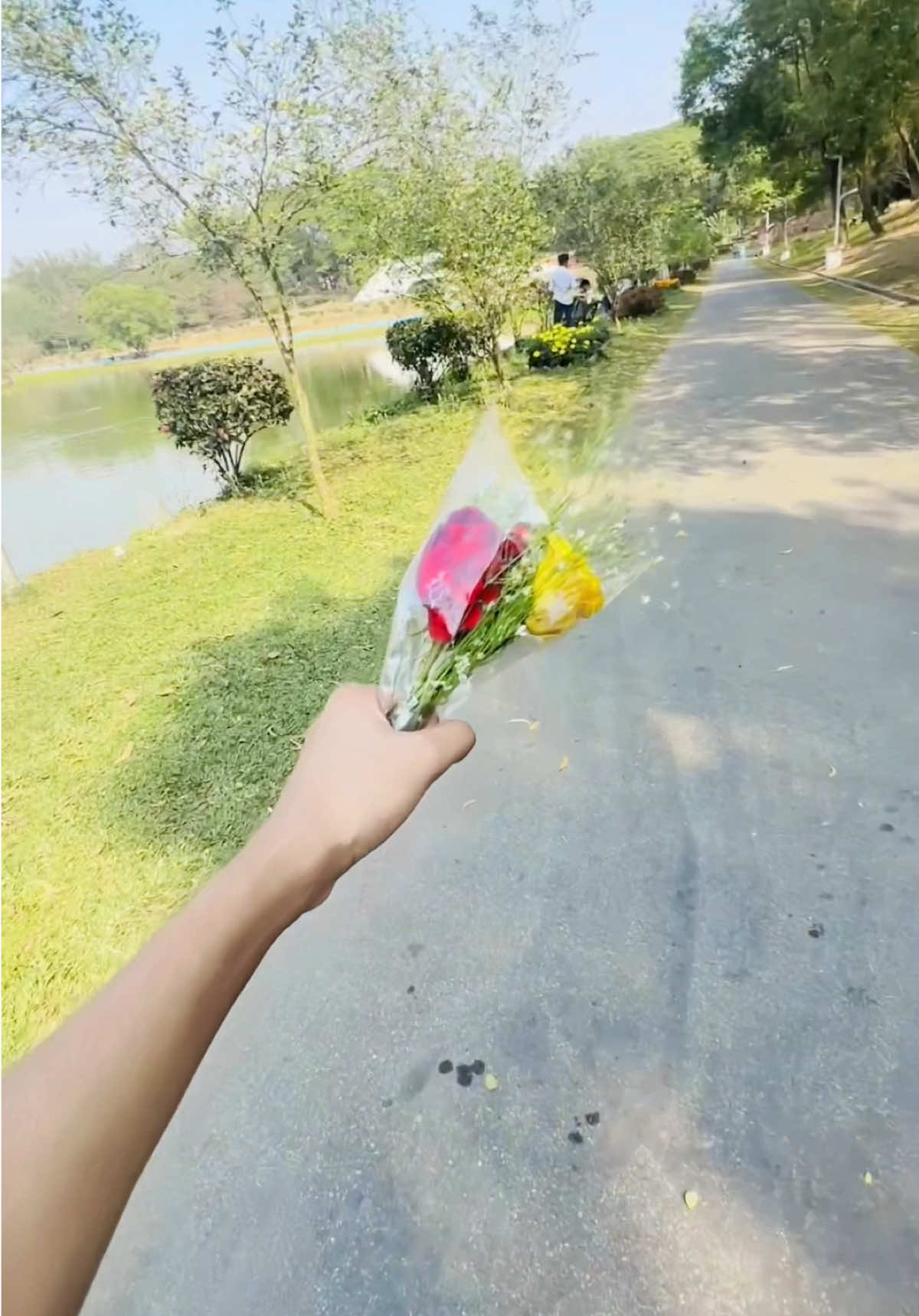 হাজার টাকা গিফট না ২০ টাকার ফুল পেয়ে খুশি হবে এমন একটা মানুষ আমার জীবনে আসুক..!!☺️🌷 #foryou #foryoupage #fyp #bike #bikelover #helmet_boy #abir_chachu #viral #viralvideo #trend #trending #bdtiktokofficial #tiktok #repost #100kviews #flowers #rupsagor_cantonment_comilla🥰😘 #comilla #গোলাপফুল🌷🌷🌹🌹 #viewsproblem #unfrezzmyaccount #fyppppppppppppppppppppppp 