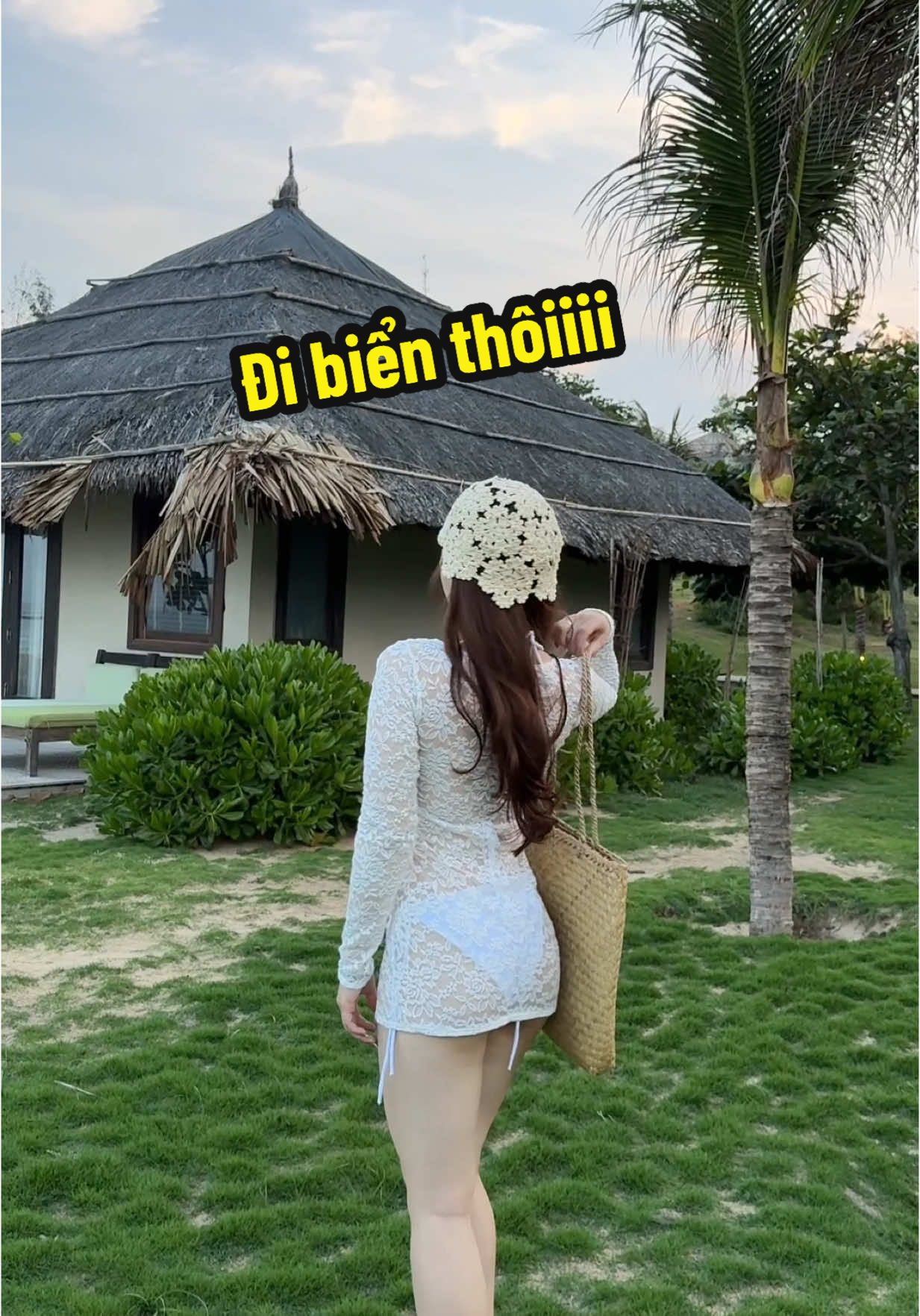 Dưỡng da cả năm không thấy trắng , đi biển 1 bữa thành cá 1 nắng ngay 🤣 #landaulamvo #mebim 