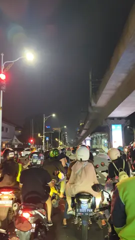 prank buat temen kalian lagi di luar #promomakangajian #fouryou #jakarta #city #light #indonesia 