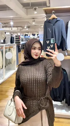 outfit ngemall simple tapi cantik🤎 aku pake warna coffee @Raqi Knitwear  #atasanrajut #atasanjaring #blouserajut #sweaterrajut #ootdhijab #outfitideas #outfitngemall 
