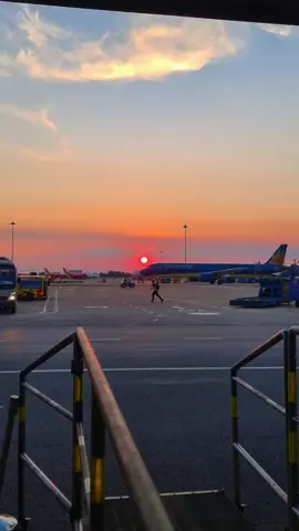 27/04/2025 Sân bay quốc tế Tân Sơn Nhất - Hoàng hôn rực lửa #letruongtrucnhi #trucnhiletruong #airport #sanbaytansonnhat 