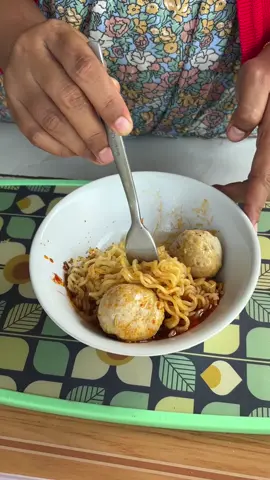 Makan mienyemek minumnya alpukat koc0k #fyp #viral #minivlog #warungmini 