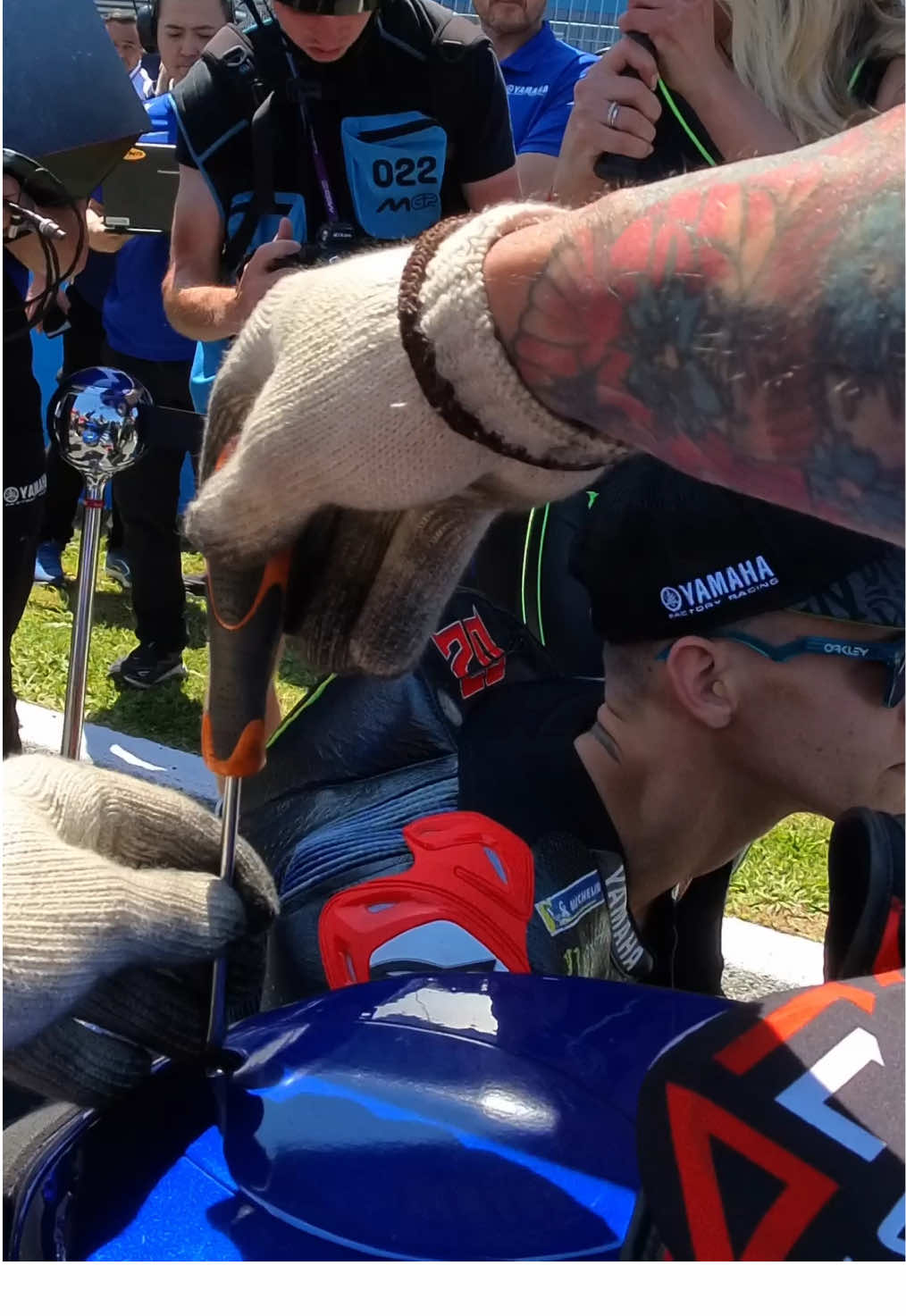 POV: you’re @fabioquartararo20’s mechanic on the grid 🔧🫡 #MonsterYamaha | #YamahaMotoGP | #YamahaFactoryRacing | #MotoGP | #SpanishGP