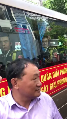 Đang ra về lấy xe thì gặp luôn đoàn xe Trung Quốc. Nay mấy ảnh vẫy tay lại còn cười tươi nữa nha=))))))) #30thang4 #thongnhatdatnuoc #giaiphongmiennam #vietnam #50namgiaiphongmiennam #A50 