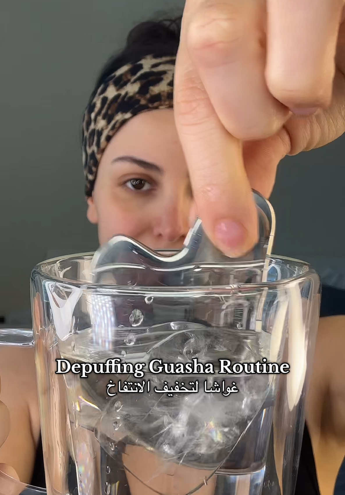 Depuffing Guasha Routine 💁🏻‍♀️ . . #guasha #guashamassage #facemassage #skincare #العناية_بالبشرة #depuffing 