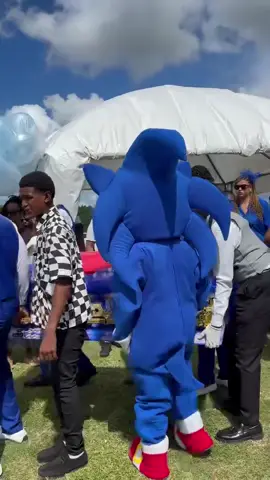 We know you are smiling ZJ, your favorite Character came.  #Sonic#mascot#funeral #jamaicantiktok#jamaicantiktok🇯🇲viral#fyp 