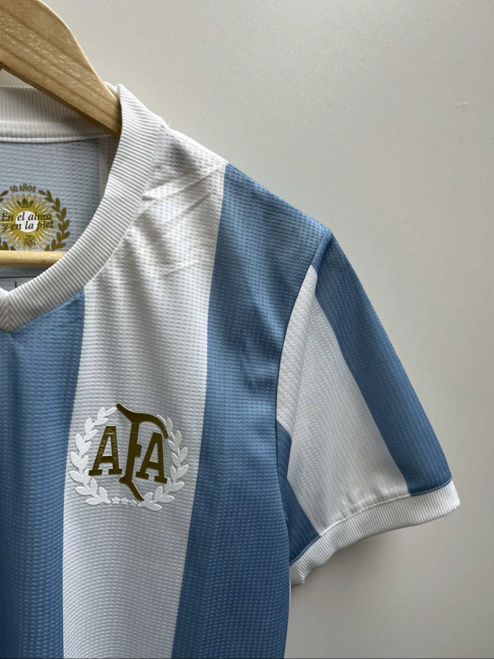Camiseta retro aniversario 50 años, inspirada en la primera producida por Adidas para la Selección Argentina hecha para el mundial de 1974. Pedí el tuyo al 0973885845 📲 . . . #camisetasdefutbol #camisetasretrofutbol #camisetasretro #classicfootballshirts #argentina #argentina🇦🇷 #messi #paraguay #paraguay🇵🇾 #cdepy🇵🇾 #camisetasretrodefutbol 