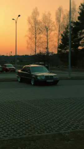 Zabierz mnie do gwiazd…i zabrał. W124 230e daily driven #mercedes#w124#benz#penta#230e#benz#classicbenz#classic car