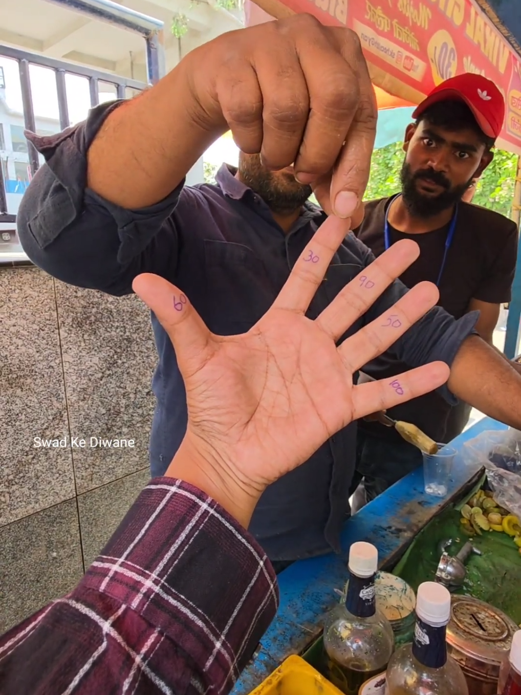 30 rupay wali soda 50 mein jeet kar bhaiya ne kar diya kamaal! #streetfoodindia #sodadrink #funmoment #indianstreetfood 
