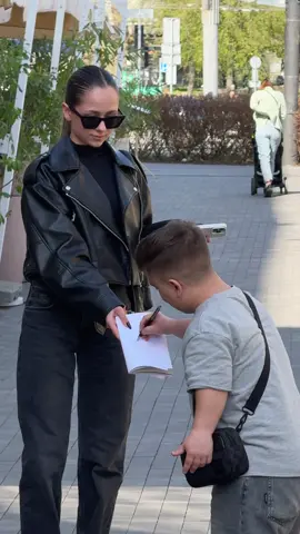 Fake autograph 😅😂#_lilvi__ 