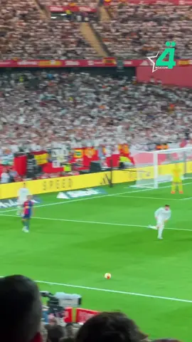 في مباراة كبيرة قدمها النجم الإنجليزي أمام برشلونة.. هكذا تلاعب بيلينغهام بالنجم بيدري 🤷🏻🔥 اشترك في خدمة نجوم الرابعة بكل سهولة من خلال الرابط: Card.hassa.net        #نجوم_الرابعة