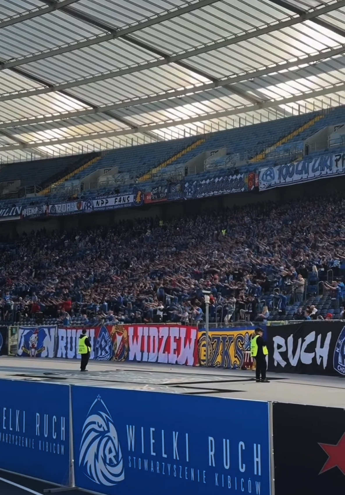 Hey Niebiescy Ole 🔵⚪️!!!! #ruchchorzów #ruch #chorzów #averuch #wrwegang💪 #ruchchorzow #ruchchorzowultrass #ruchchorzow1920 #ruchchorzów🔵⚪️ #psychofans 