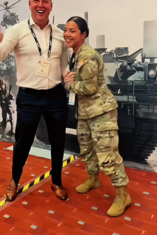 REALIZANDO FLEXIONES JUNTO ALREPORTERO DE FOX NEWS #Usa #Aircraft #Airforce #Military #asmr #pilot #marine #Avition #navy #f22raptor #f22 #fighterjet 