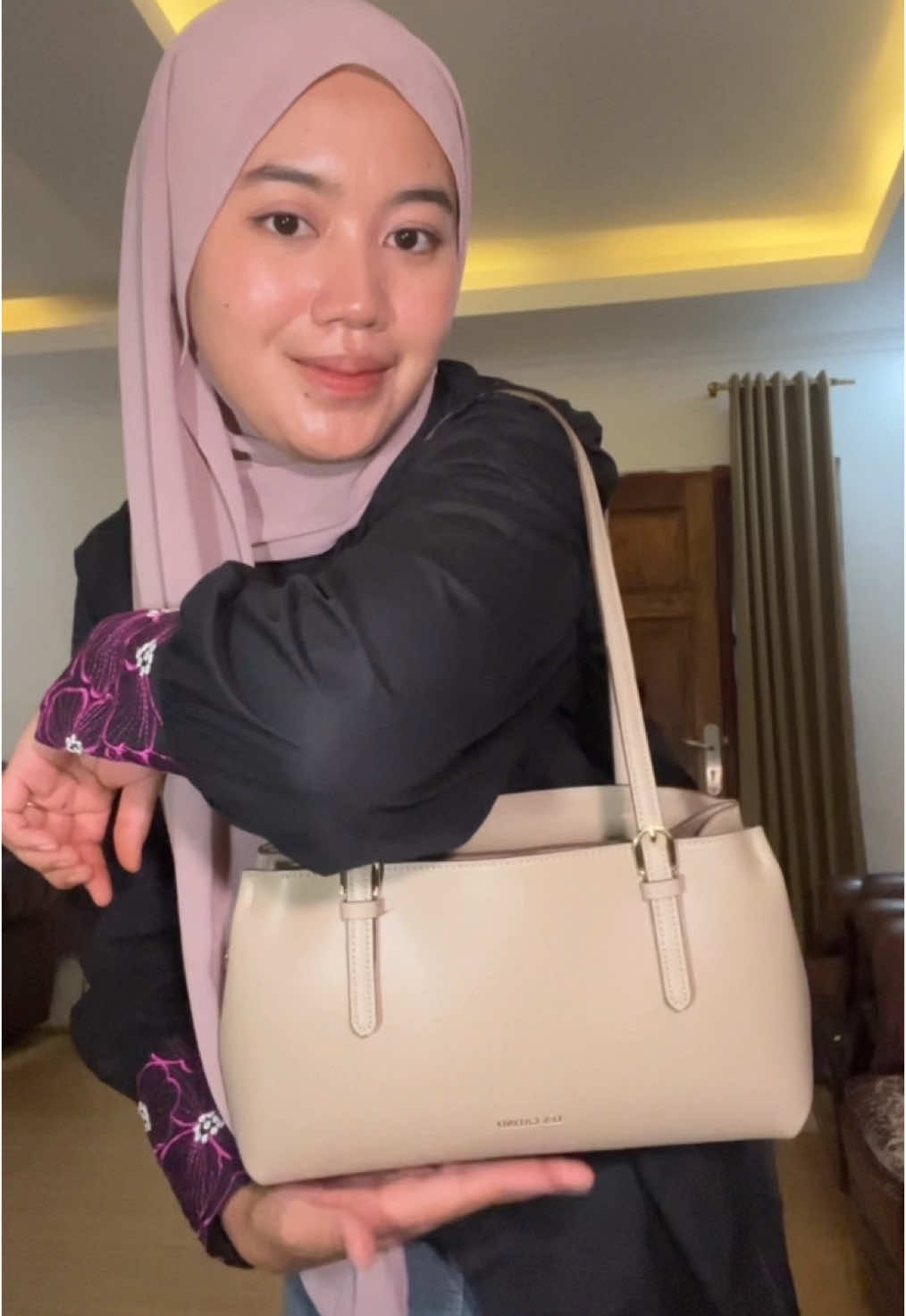 Rekomendasi shoulder bag ini bner2 kepake bgtt sii apalagi yg suka bwa bnyak brng gtu #shoulderbag #lescatino 