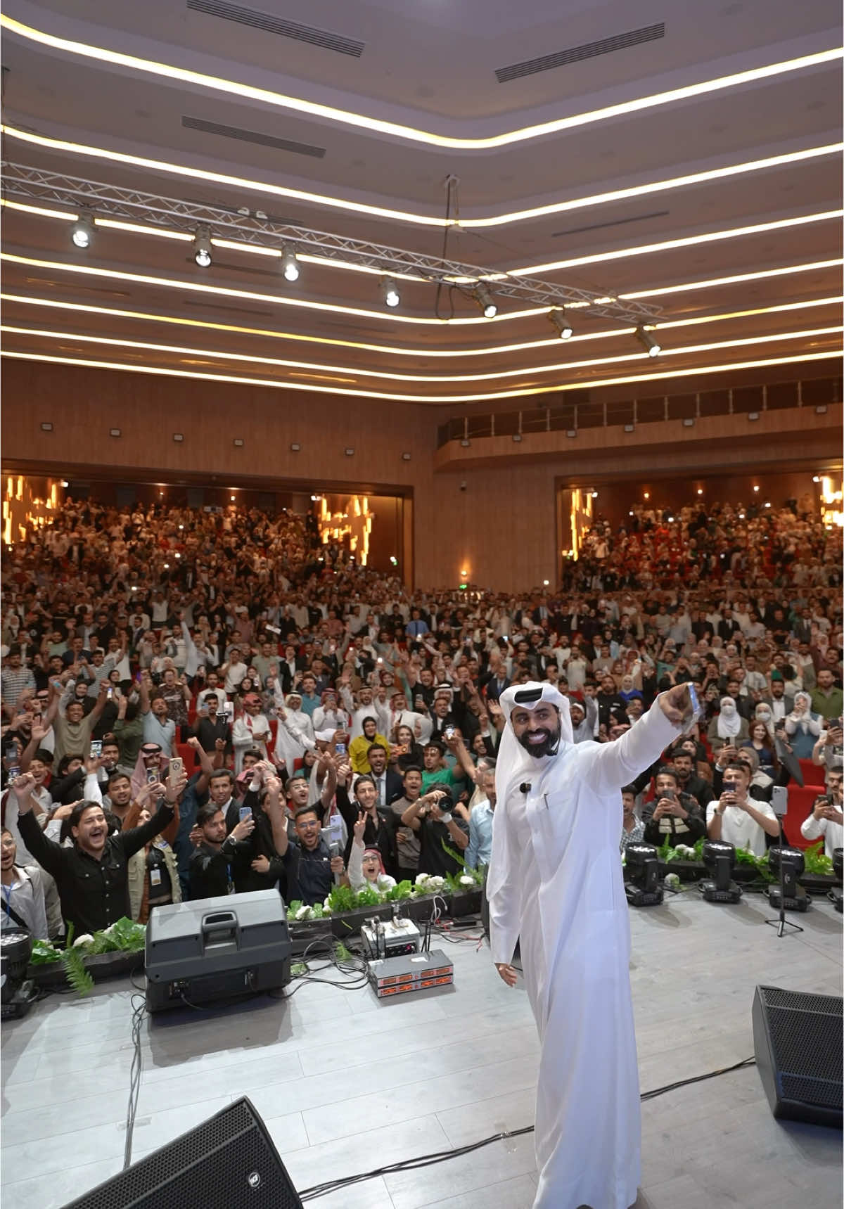 اليوم الذي لا يُنسى ! شكراً الجمهور العراقي الجميل .. شكراً اهل الموصل الطيبين ..  شكرًا جامعة الموصل وشكرا لكل الطلاب الرائعين .. أسعدني تواجدي مع هذا الجمهور الغالي ♥️ #ناصر_الوبير  #العراق 