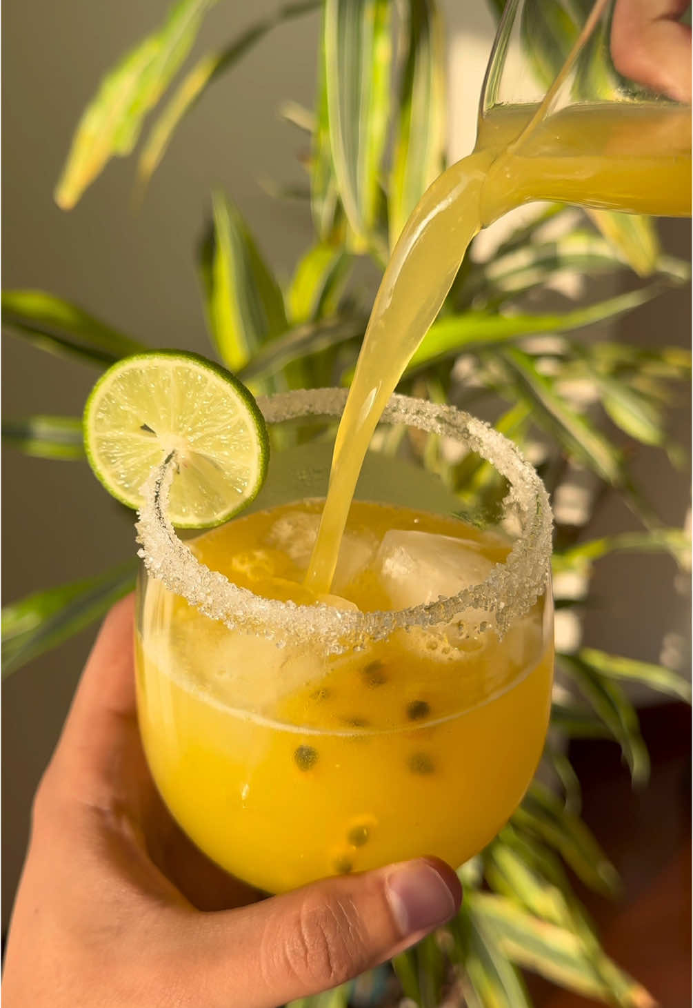LIMONADA DE MARACUYÁ 💛🍋‍🟩 La bebida súper refrescante para este veranito que viene con todo 🥵😎 (4 porciones) 1.5 u de maracuyá  150 gr de azúcar  5 u de limón  4 tz de agua  📝 PASOS 1. Licuar la pulpa de maracuyá, zumo de limón 🍋‍🟩, agua y el endulzante de tu preferencia 2. Colar la mezcla 💛 3. Y… LISTO 🤤 #limonadacasera #limonadademaracuya