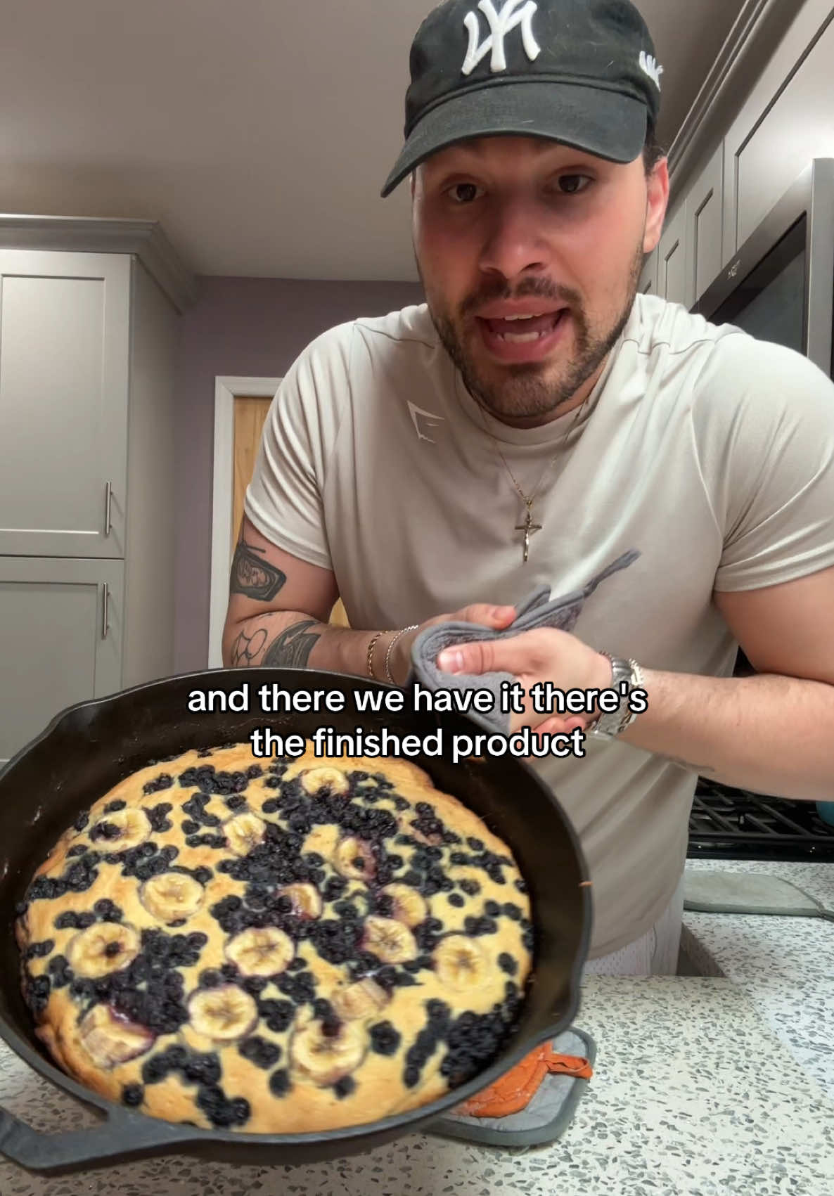 Skillet blueberry banana pancake to die for ingredients: 1.25 cup flour, 2 tbl sugar, 2 tsp baking powder, .5 tsp baking soda + salt, 1.25 cup buttermilk, 2 eggs, blueberries, bananas, 1 tsp salt, 4 tbl butter #Recipe #brunch #pancake #cooking #cooktok #FoodTok 