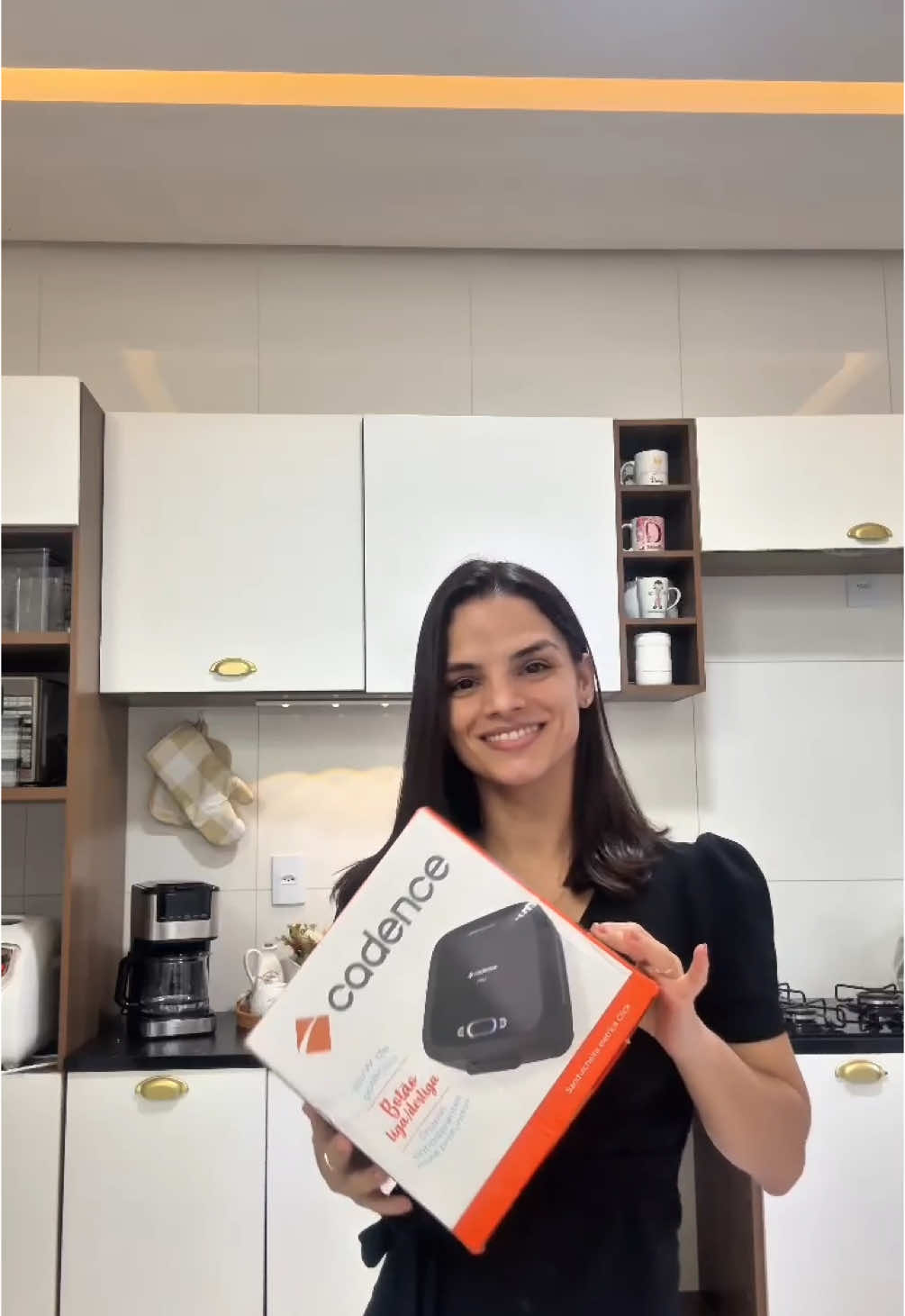 Mais uma comprinha aprovada da @Shopee Brasil  Essa sanduicheira elétrica que também é mini grill, é bem bonita e tem um botão de liga/desliga, chapas mais profundas que dá pra fazer uma variedade de alimentos. Já testei vários como tapioca recheada, ovo frito e o famoso pão na chapa. To amando ela😍 ID: CEF-EKK-ZXE Comenta “Eu quero” que eu te envio o link #AcheiNaShopee  #ShopeeCreator #publi 