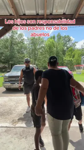 Muchos padres aveces prefieren salir a divertirse y dejarle la responsabilidad de cuidar alos hijos a los abuelos #marriage #hijos #abuelosynietos #tristerealidad @✌️🌹LA TÍA RUTH🎥🐣🦦🦁 