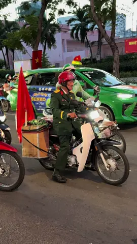 Cụ trần văn thanh tại quận 1 sài gòn , cụ vẫn phong độ chán 