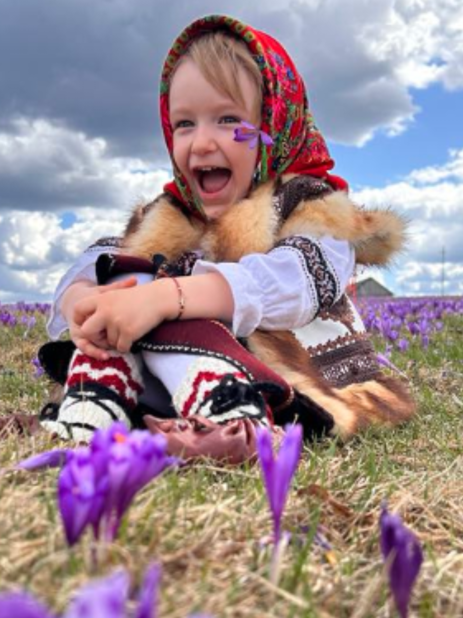 La cules de Brândușe ♥️ #primavarainbucovina #spring #springinbucovina #copilariainbucovina #puidinbucovina #bucovineanca #branduse #ForYou #ForYouPage #FYP #Trending #Explore #Discover #Viral #Inspiration #TravelVlog #Wanderlust #BucketList #BeautifulDestinations #TikTokRomania #View #Click #Travel #BucovinaTeIubesc #BucovinaRaiulMeu #BucovinaDePoveste #PovesteDinBucovina #BucovinaAutentică #DescoperăRomânia #FrumusețeaBucovinei #PeisajeDeBasme #SecreteleBucovinei #RomâniaAutentică #VibeDeBucovina #CălătorPrinBucovina #NatureLovers #HiddenGems #TravelGoals #DreamDestination #HiddenParadise #NatureInspiration #EscapeToBucovina #BucovinaWild  #BucovinaMagică #MyBeautifulBucovina #BucovinaColtDeRai #TinutDeBasm #BucovinaGradinaTraditiilor #ViațaLaȚară #TradițiiVii #ExploreazăBucovina #BucovinaMea #Bukowina #ObcinileBucovinei @roxanadroniuc  @rebenciucroxana