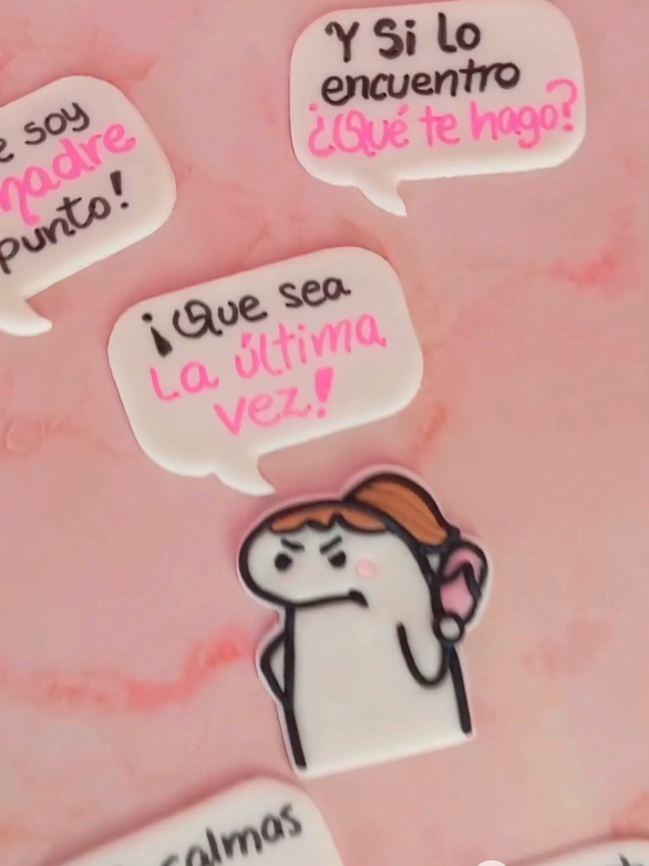 Las famosas frases de mamá😅 le darán el toque divertido a tus postres en esta campaña👩🏻‍🍼Definitivamente la mejor voz para decirlas es la de mi tía🤭🩴 #pastillajecomestible #pastillaje #diadelamadre #frasesdemama #flork #mamaflork #memecake  #piura #pastelera #repostera  #pastillajeparatortas #fondant 