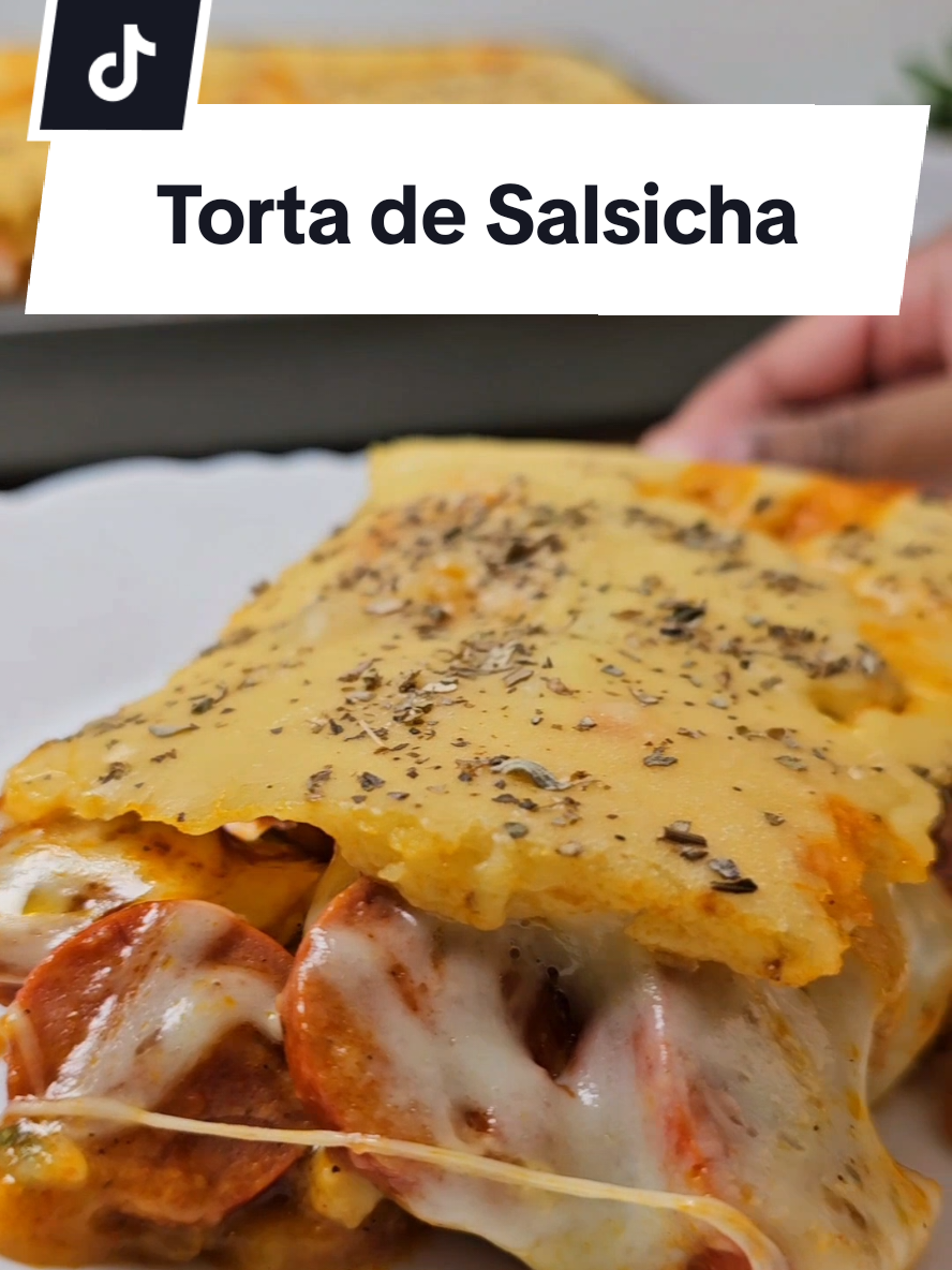 500g de salsicha  4 ovos 1/2 de pimentão ( usei o verde)  3 dentes de alho picados  1e 1/2 de cebola picada  1 tomate médio  Cebolinha á gosto  1 sachê de molho de tomate  Temperos secos á gosto ( utilizei páprica defumada, colorau, sal e chimiruri) . 200g de queijo mussarela  2 xícaras de farinha de trigo  2 xícaras de leite  2 colheres de sopa de margarina  1 colher de sopa de fermento para bolo . 1 lata de milho verde XÍCARA USADA 240ML  MEDIDA DA FORMA 32×22cm Modo de preparo ✨️ Refogue a cebola e alho, adicione pimentão,  tomate, refogue, coloque a salsicha e os temperos secos, molho de tomate, milho verde, água e cebolinha, deixe cozinhar e reserve. Para a massa, bata no liquidificador, leite, ovos, a  farinha, bata e depois adicione a margarina e por último o fermento.  Monte em uma forma untada e enfarinhada,  monte como mostra o vídeo, forno pré-aquecido a 180° graus por 35 minutos.  E tá pronto.                        #receitas #almoço #comidacasera #jantinhadehoje #torta  #creatorsearchinsights 