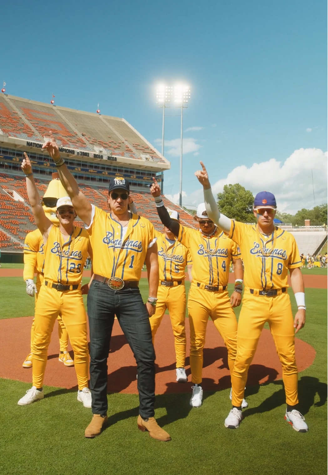 That was ABSOLUTELY BANANAS!!!!! @thesavbananas  #countrymusic #savannahbananas #baseball #dance #choreography 