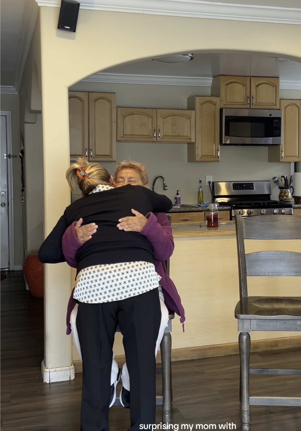 After 25 years of being apart, my mom finally got to hold her mom again. Watching them reunite after so much time and so many sacrifices — it was one of the most emotional things I’ve ever witnessed. #fyp #parati #immigrantparents #abuelita #reencuentro #familia #mexico #fantasmas #frontera 