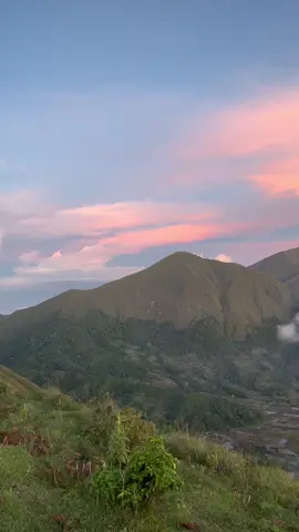 Sunset di desa konoha😍.  #bukitpergasingan #sembalunlombok #pendakigunung #foreveryoung #sunset #poryoupage #masukberanda #sunsetvibes #vibes #tiktokviral #gunungindonesia #branda #pyf  