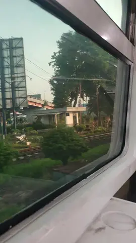 Memasuki stasiun Wonokromo #stasiunwonokromo #surabaya #keretaapiindonesia #commuterlineindonesia #nostradia #janji #sepanjangperjalananini #foryou #foryoupage 