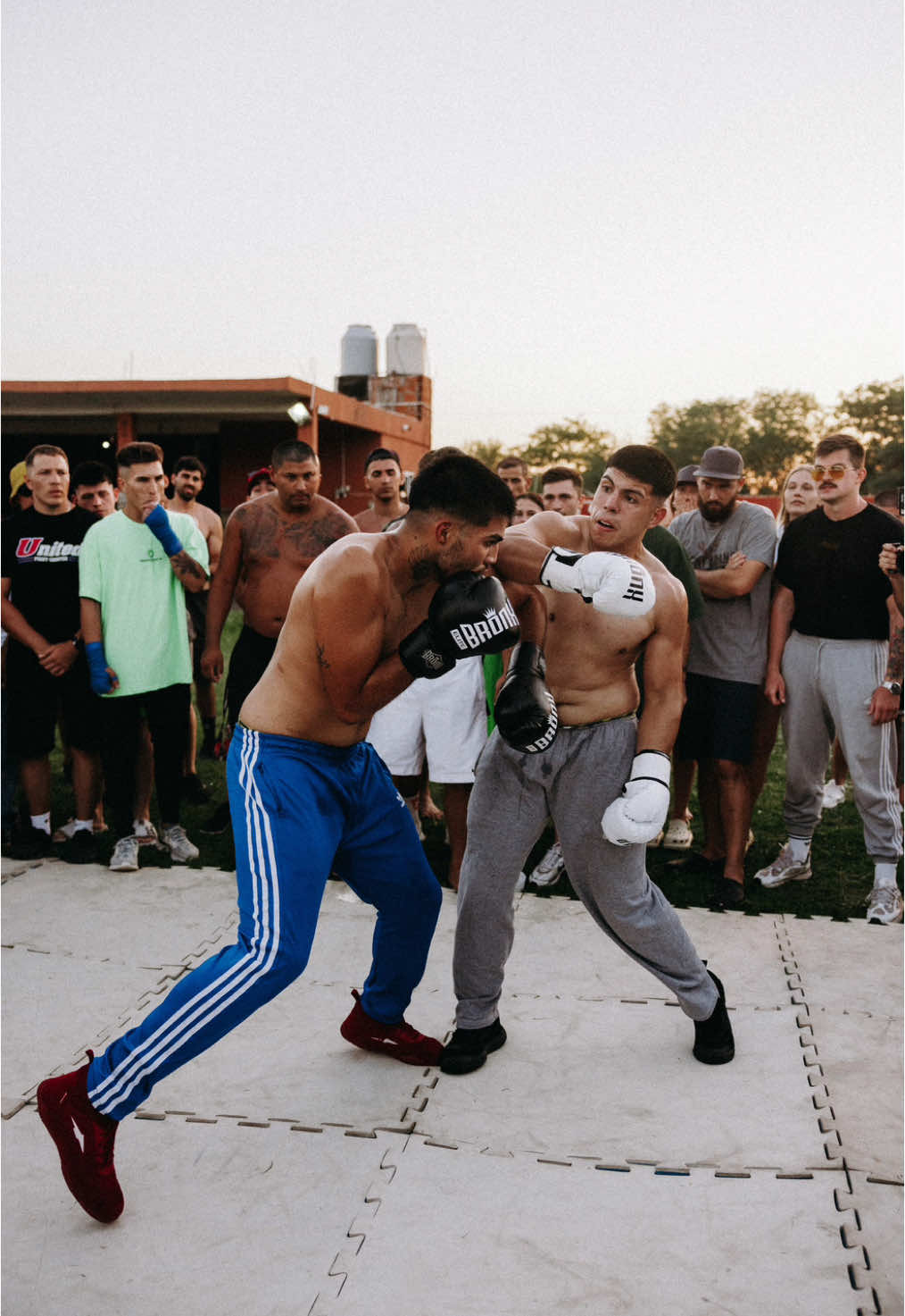 Artaza Juan vs Román Mauricio Nieto | Round 3 | La Manada 3 Bienvenidos a La Manada! 🐆 Un formato único de boxeo callejero 🥊 que lleva la acción a las locaciones más espectaculares y fuera de lo común. 🌍 Este formato nació para popularizar el deporte y darles a los peleadores la oportunidad de brillar 🌟 como nunca antes. En La Manada no se pelea por dinero, se pelea por el hype, la fama y la posibilidad de llegar a la liga más feroz, Yaguareté FC. 🏆 Si tenés experiencia en artes marciales o deportes de combate, este es tu lugar. Aquí, cada golpe es un paso más hacia la gloria. ¿Estás listo para unirte a esta manada de guerreros? 🔥💪 #Boxeo #Knockouts #ArtesMarciales #Deporte #Pelea #LigaDeCombate #Competencia #Atletas #Peleadores #YaguareteFC #Boxing #Knockout #MMA #FightNight #CombatSports #MartialArts #Fighters #Action #Sports #highlights 