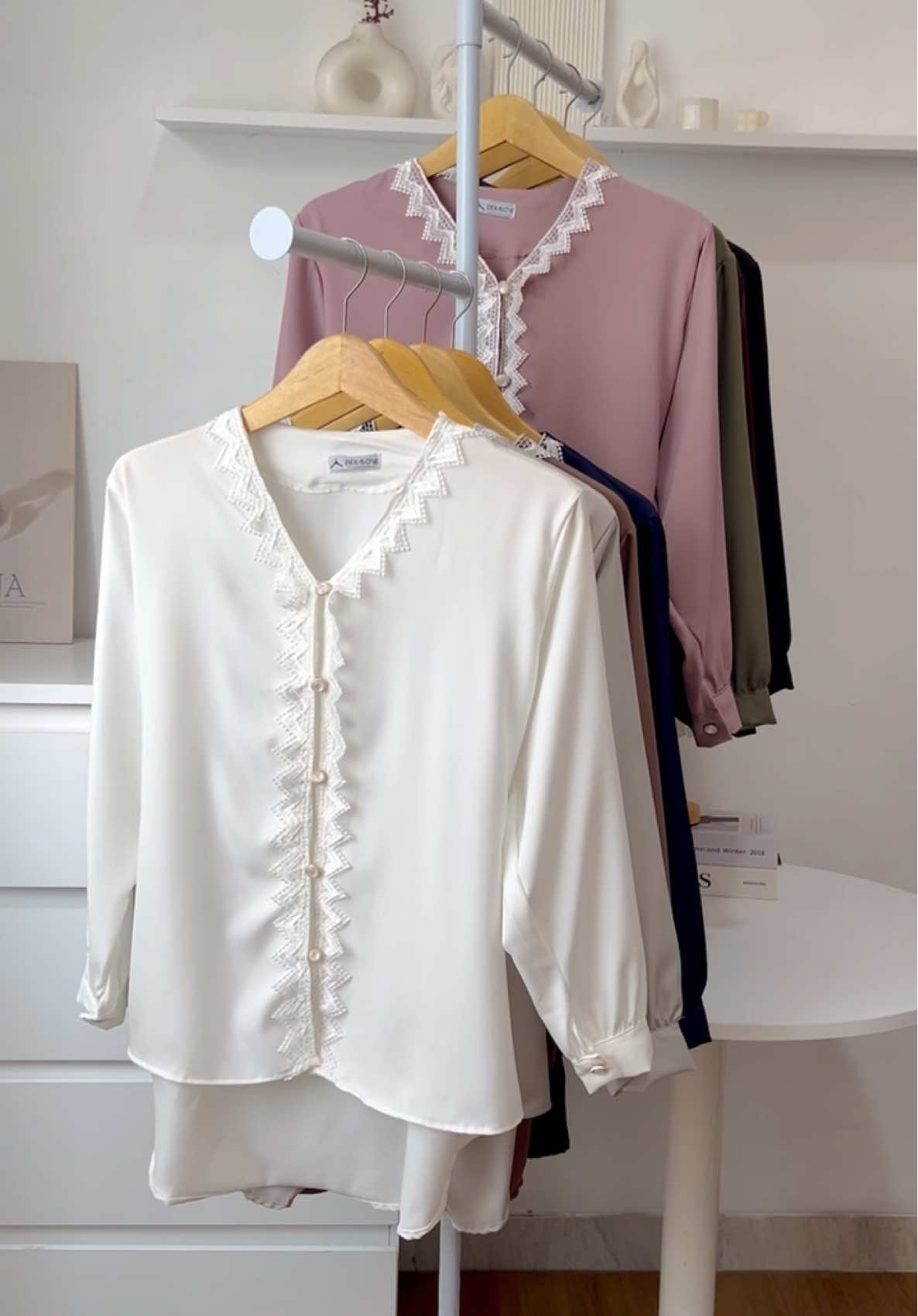 Kadang ngga pernah nyangka, baju sekiyowo ini akan dijual murah, buat kalian yg mau jangan lupa follow dulu akun nya, lalu join live besok pagi yaaaa ❤️ karena harga special khusus untuk followers dexalove tentunya 👌🫶