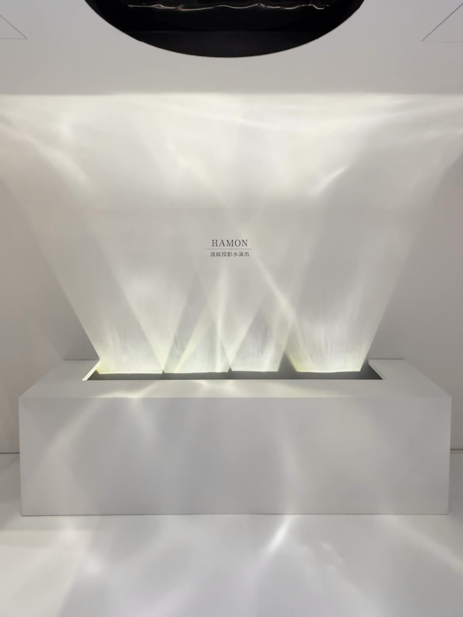 Infinitely looping patterns of water, shadow, and light. The darker the setting, the more vividly it appears — a subtle accent to bring calm and serenity to your space. Perfect for hotel receptions, offices, aquariums (especially with jellyfish), and more. #healing #calming #tranquil #serenity #chill #zen