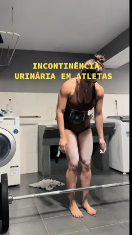 Incontinência urinária em atletas: o lado que ninguém vê, mas muita gente sente. Na parte 1, expliquei causas gerais da incontinência. Agora, quero abrir um pouco mais sobre o que vivencio como atleta e futura educadora física, além de nutricionista. Em treinos intensos, especialmente em exercícios de impacto ou com muita carga, é impossível não sentir o quanto a pressão ali na região pélvica aumenta. É como se tudo estivesse sendo forçado de dentro pra fora. E esse “aperto” não é só impressão — ele acontece de verdade, por causa da nossa anatomia. O assoalho pélvico da mulher é mais vulnerável, justamente por ser a base de sustentação de órgãos como bexiga, útero e intestino. Quando somamos isso com: - Treinos de alta intensidade - Cargas pesadas - Baixo percentual de gordura - Alterações hormonais E até hábitos alimentares e de hidratação… a chance de escape urinário aumenta. Isso NÃO é frescura, fraqueza ou falta de treino. É questão de consciência corporal, fortalecimento profundo e, acima de tudo, autocuidado. Falar sobre isso é necessário — e viver isso na pele me faz ter ainda mais respeito por cada mulher que treina, sente e muitas vezes se cala por vergonha. Você não está sozinha. E tá tudo bem procurar ajuda.
