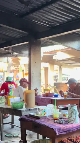 Bantul memiliki banyak Pasar Tradisional yang didalamnya memiliki tempat - tempat kuliner yang menarik untuk dikunjungi. Salah satunya tongseng sapi yang ada di Pasar Pundong ini. Jualan sudah 40 tahunan. Buka setiap Pasaran Wage mulai sekitar jam 7 sd 11. Lokasi Tongseng Mbok Pami, Pasar Pundong, Pundong, Bantul, Daerah Istimewa Yogyakarta.